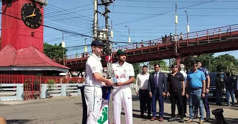সিলেটে বাংলাদেশ-আয়ারল্যান্ড সিরিজের ট্রফি উন্মোচন করেছেন দুই দলের অধিনায়ক